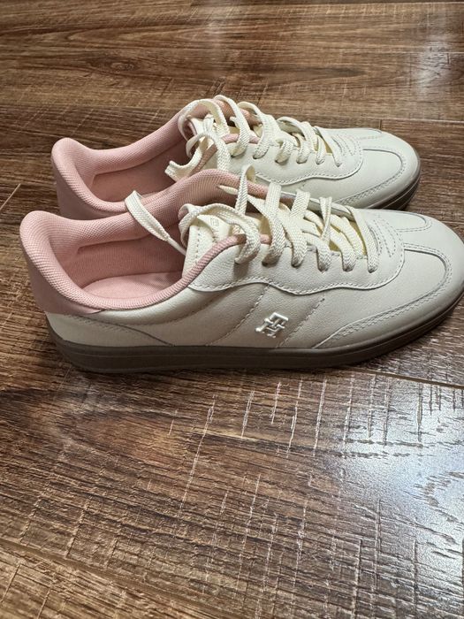 Кроссовки от бренда Tommy Hilfiger