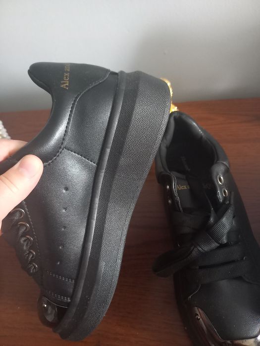 Кроссовки женские.