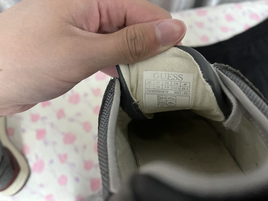 Продаются фирменные осенние кроссовки GUESS