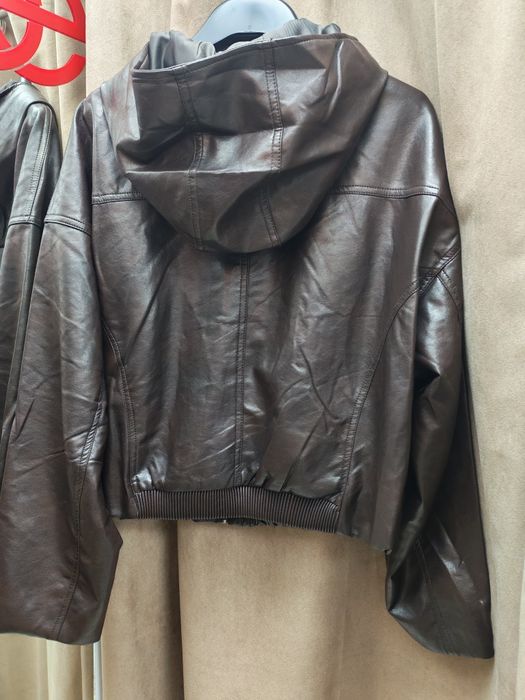 Кожено яке тип бомбър с качулка. Размери s. m. L.