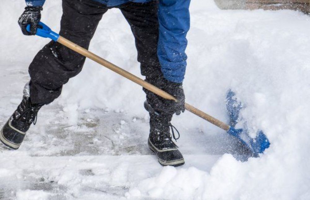 Ручная работа снега