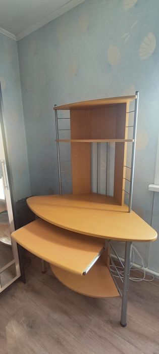 Угловой компьютерный стол