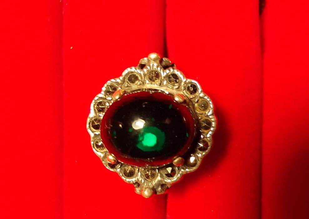 Кольцо с зелёным камнем