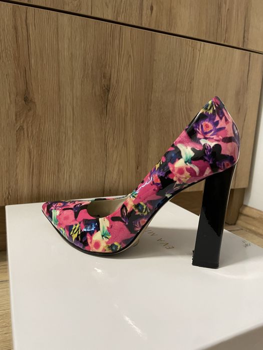 Обувки на висок ток