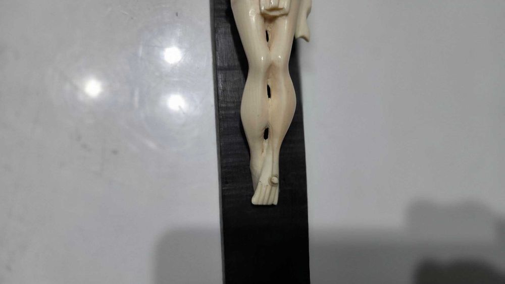 Lot de 2 crucifixuri din os si lemn