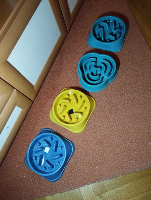 Купа за бавно хранене за котки и кучета