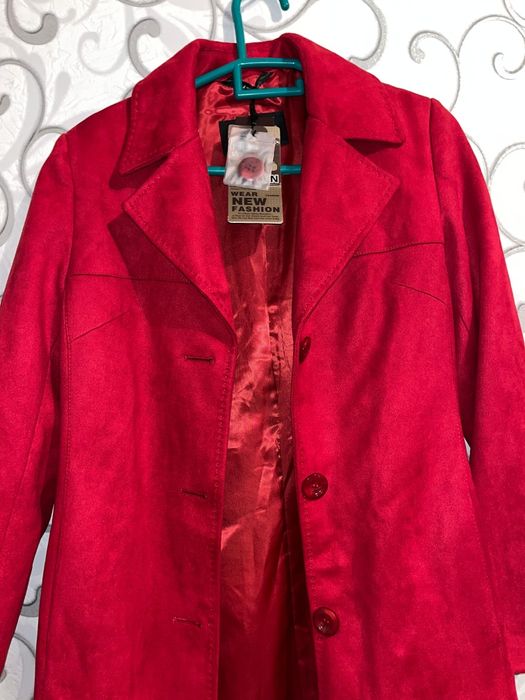 Пальто красный осенний