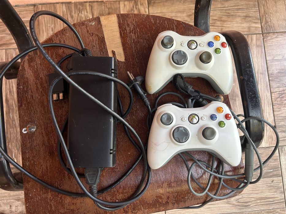 Xbox 360 S 250 GB + 2 controllere