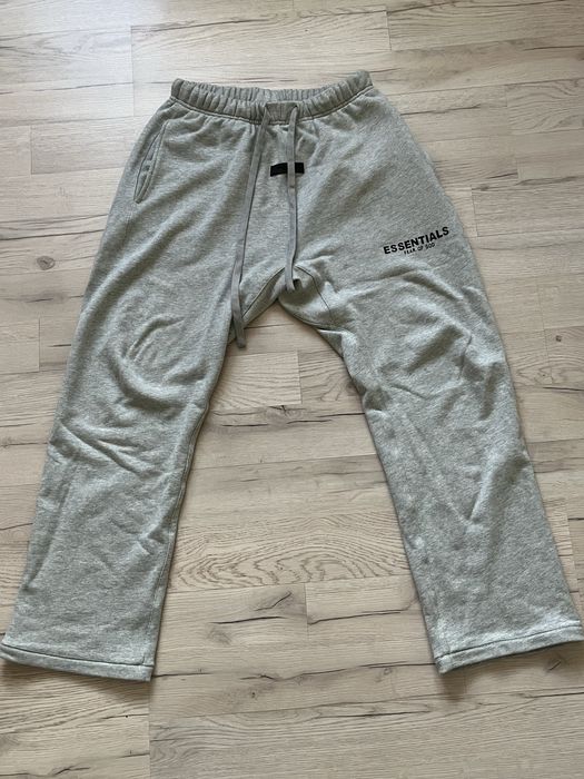 Pantaloni Essentials fiecare 150