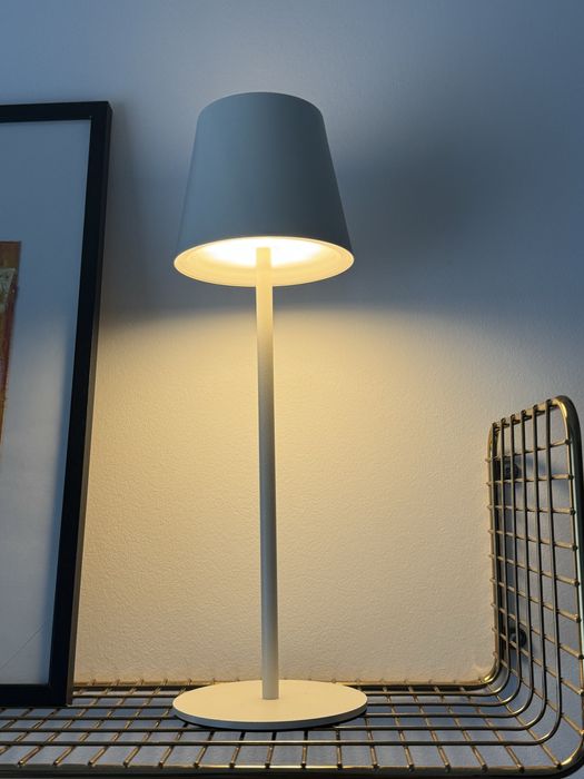 Lampa cu acumulator alba