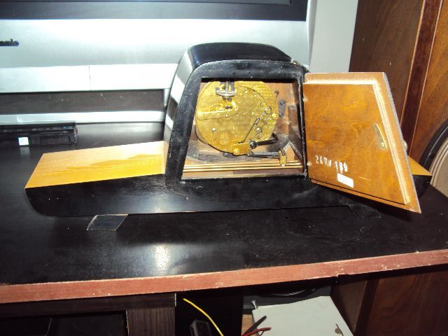 Продавам старинен немски механичен часовник Dugena