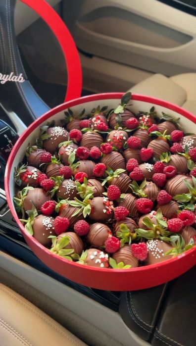 Клубника в шоколаде 8 марта