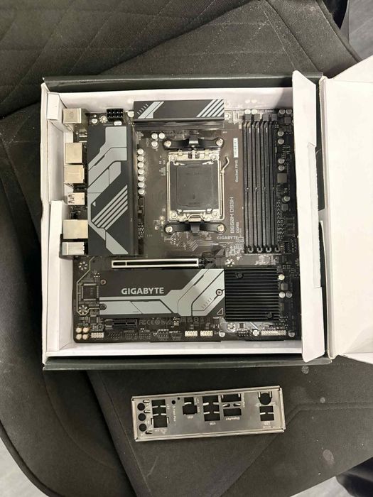 Продавам дънна платка B650M