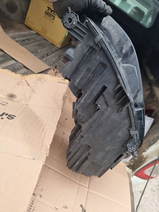 far stanga audi a4 b9 facelift cod 8W0941011