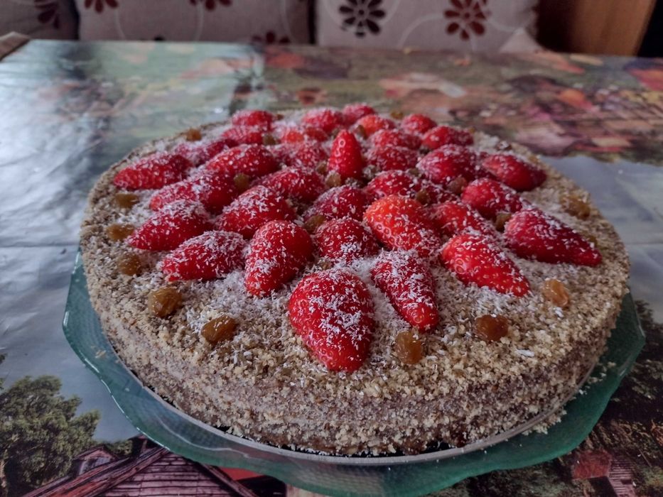 Приемам поръчки и приготвям здравословни и вкусни торти и веган храни