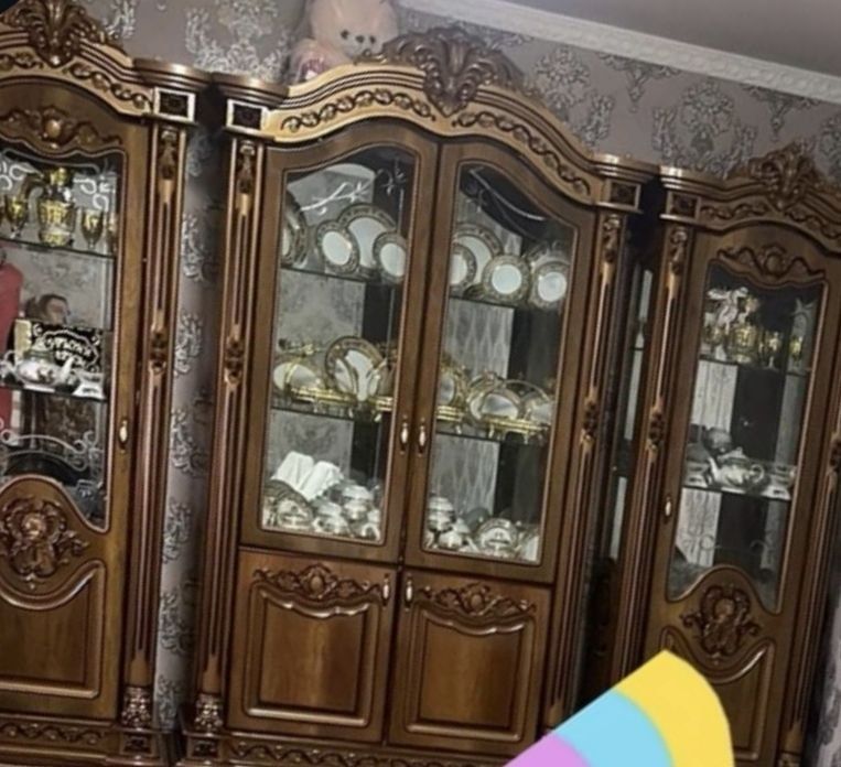 Продам красивый шкаф-витрину для посуды