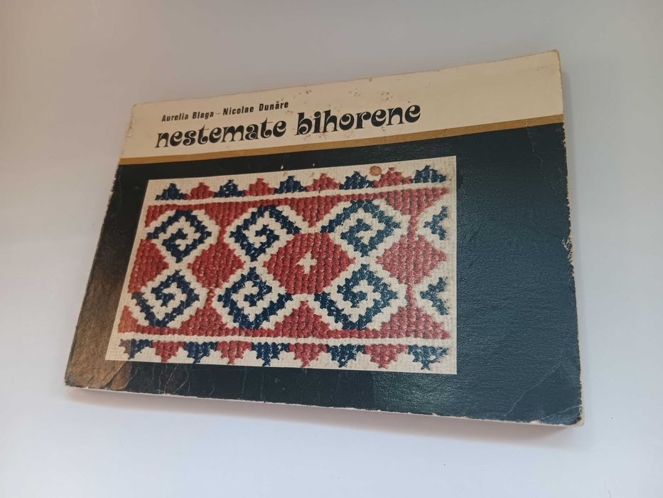 cartea „Nestemate Bihorene” de Aurelia Blaga și Nicolae Dunăre, publicată în 1974 de Editura Tehnică