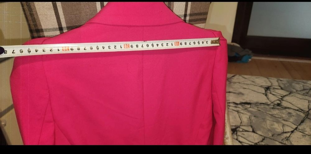 Sacou  Zara roz ciclam magenta cu umeri
Fara defecte
Purtat de 3,4 ori