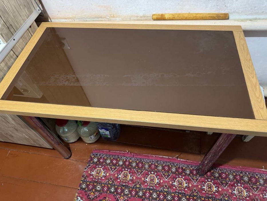 Кухонный стол с стеклом