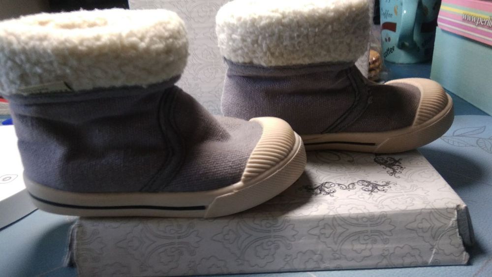 Детская обувь продается