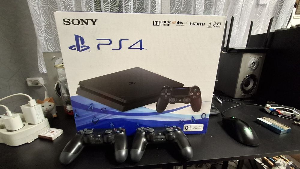 PlayStation 4 Slim 1 Tb +2 gamepad.