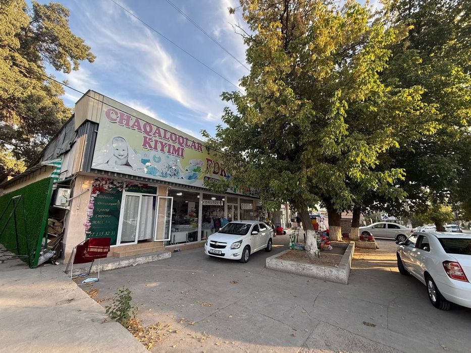 Уч кахрамон! Продаётся здание вдоль дороги
