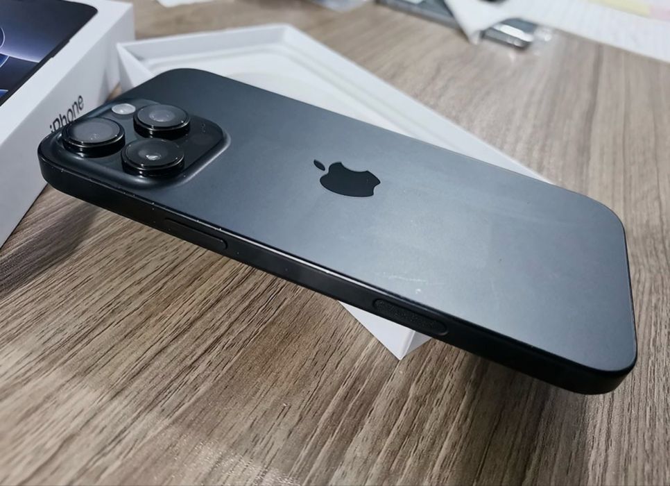 Iphone 16 Pro max black titanium