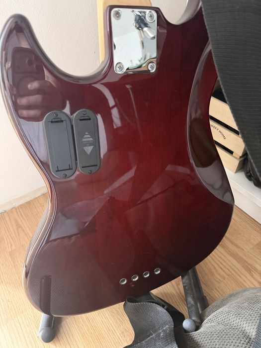 Bass V7 Marcus Miller Gen 1 String-Through Hard Case doze activ/pasiv