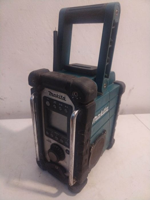Акумулаторно радио за строителни обекти Makita BMR102 7,2V - 18V 
без батерия 
Радиоприемник подходящ за почти всякакъв тип работни площадки. Здрава к