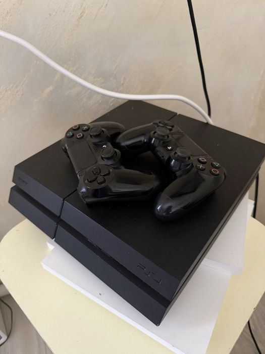 Продам PS4 2 джостика игры