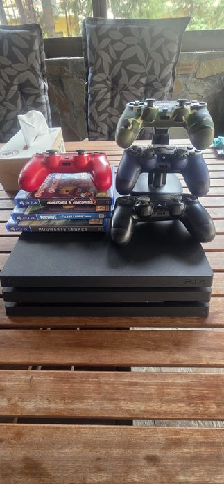 PS4 PRO  1tb storage , 4 controllere