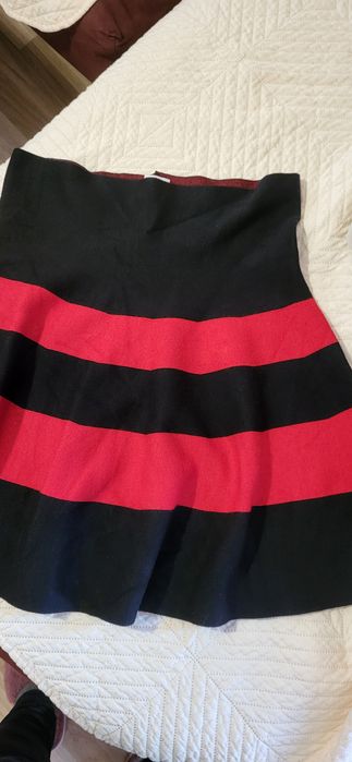 Дамска пола в черно и червено