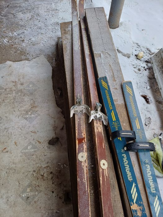 Продам лыжи, снегоход, коньки.