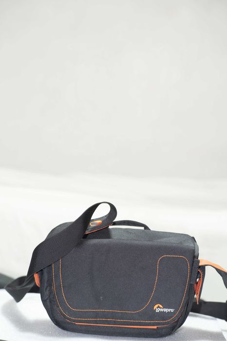 Фотографска чанта за  рамо LOWEPRO Impulse 130 с двойно  закопчаване