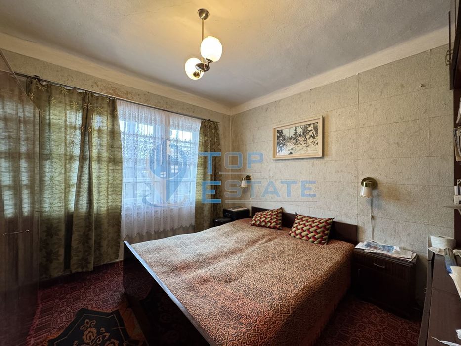 Двуетажна тухлена къща с гараж в с. Константин, област Велико Търново