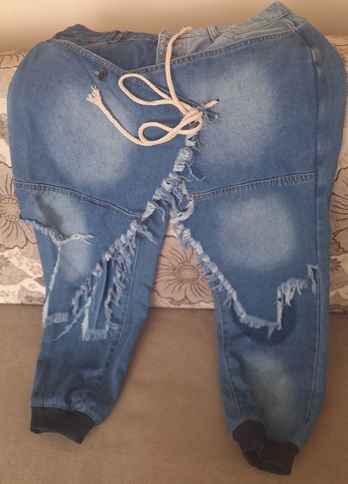 Продавам дамски дънки.