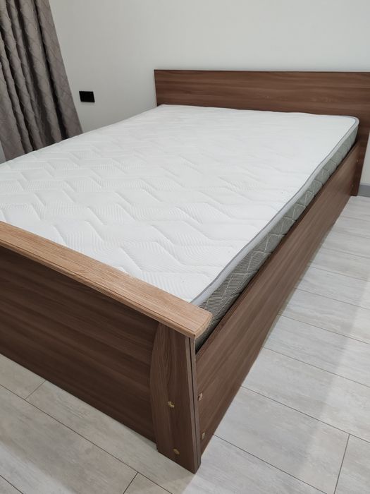 Продам двуспальную кровать с матрасом