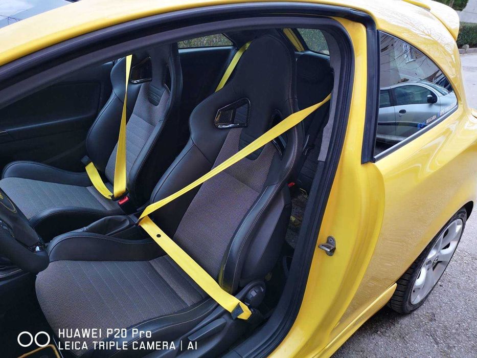 Цветни предпазни колани за кола