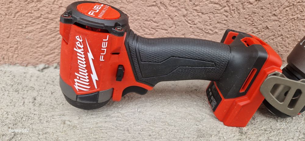 Milwaukee set pe acumulatori.