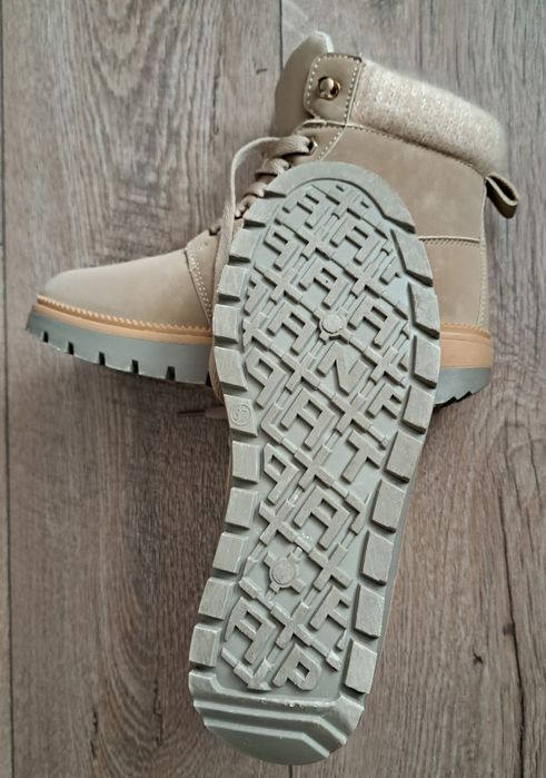 Нови дамски боти бежово