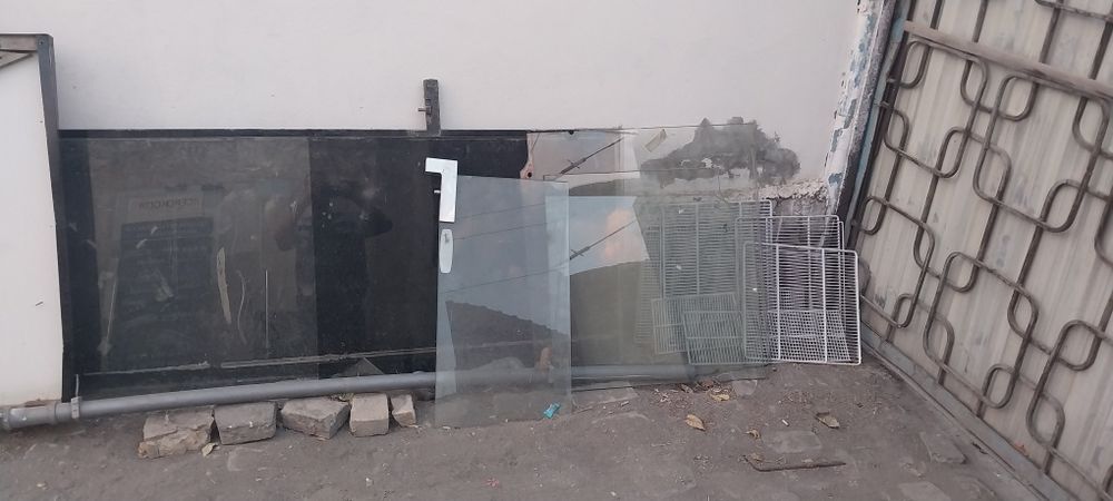 Oyna eshiklar sotiladi