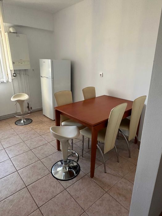 Inchiriez Apartament cu 2 camere, decomandat