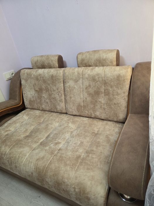 Divan v horoshem sostoyanii.