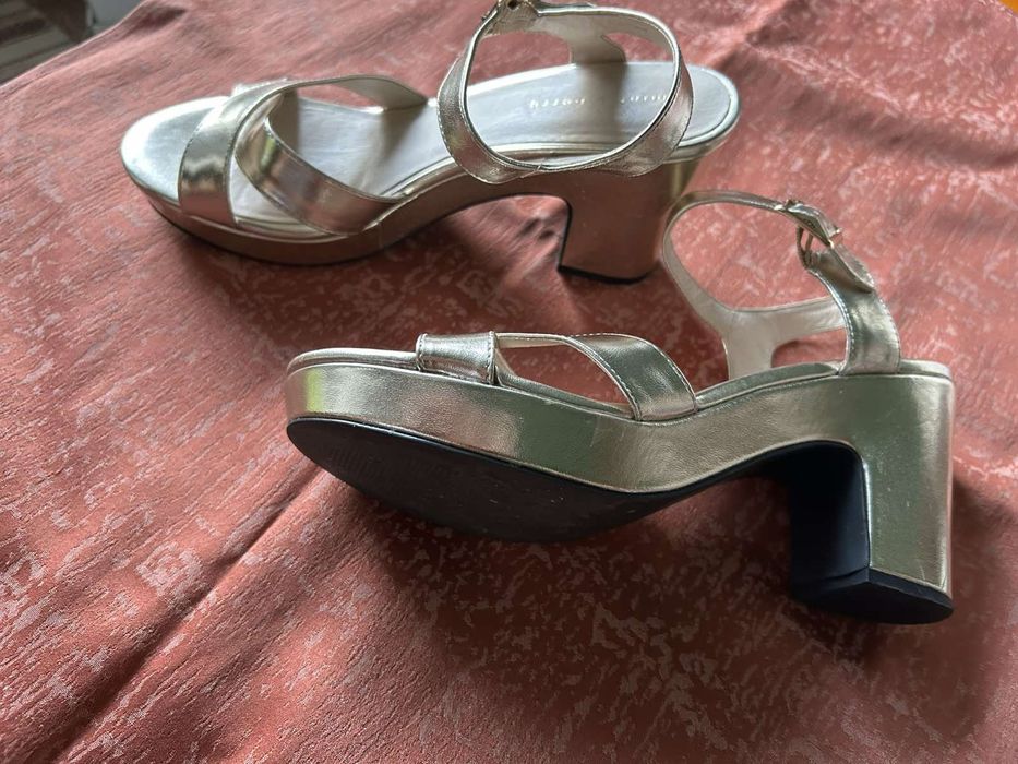 Златисти сандали с ток