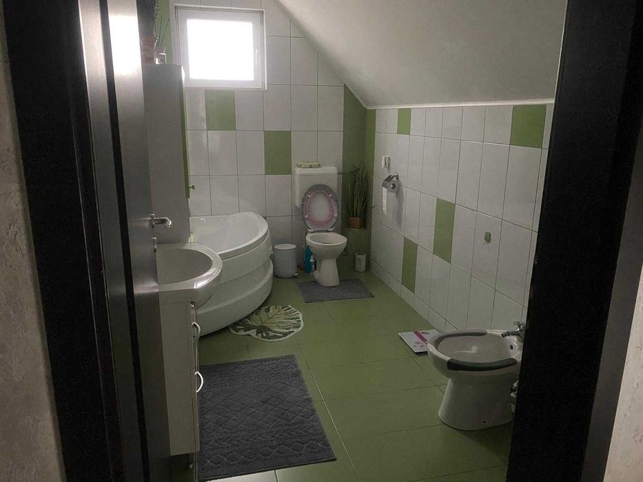 Vand casa cocheta si discreta aproape la pret de cheta