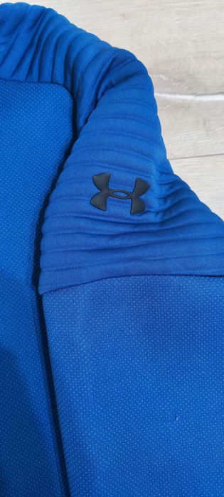 Продавам зимен суитчър с качулка Under Armour -  размер XL