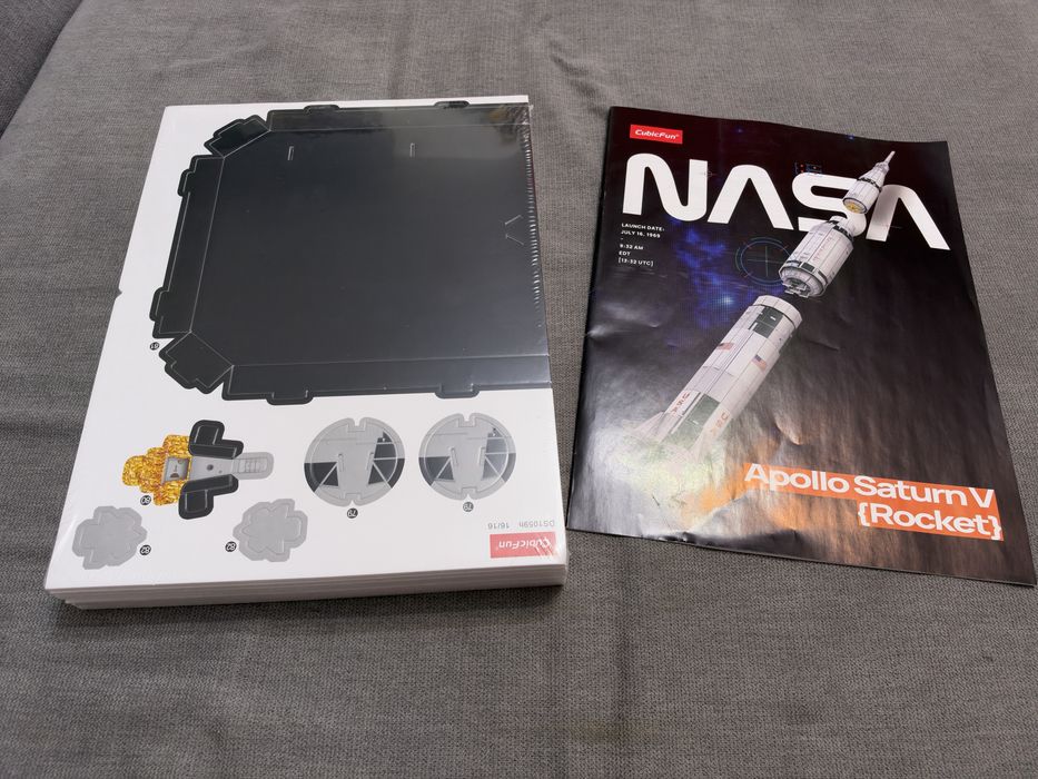 Puzzle 3D CubicFun NASA Apollo Saturn V (Rocket) cu 136 de piese.