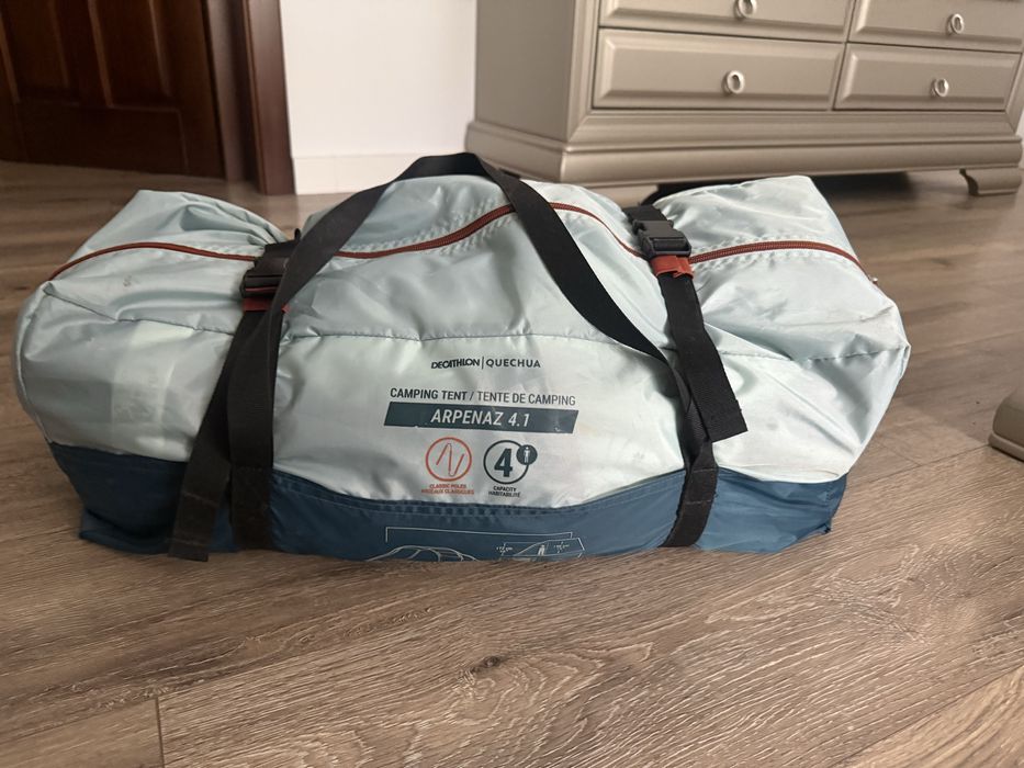 corurit de camping Quechua Arpenaz 4.1, conceput pentru 4 persoane