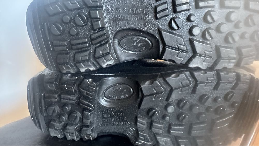 Продается спец обувь.