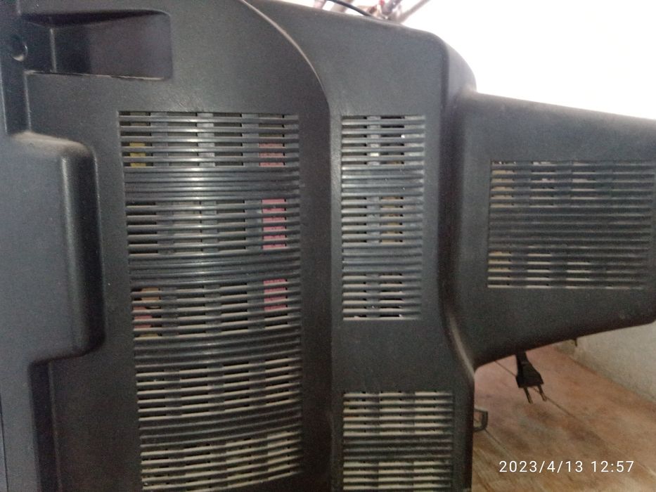 rangi qora LG televizor